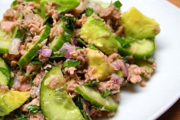 Ton Balıklı Avokado Salatası